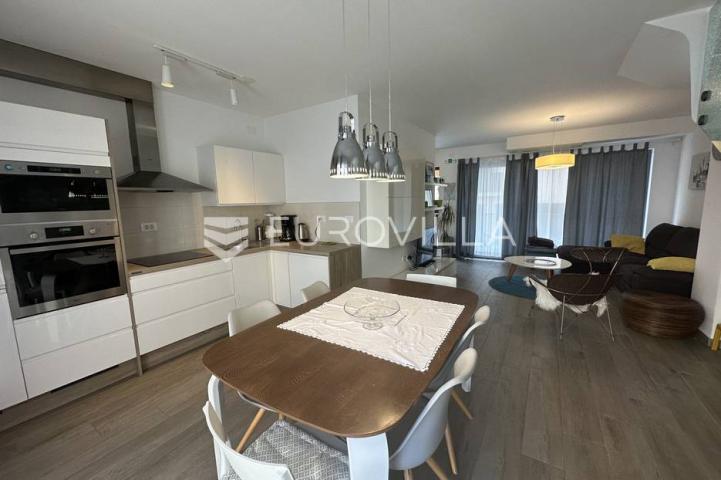 Ližnjan, moderna kuća zadnja u nizu 175 m² s uređenim vrtom, bazenom i pogledom more