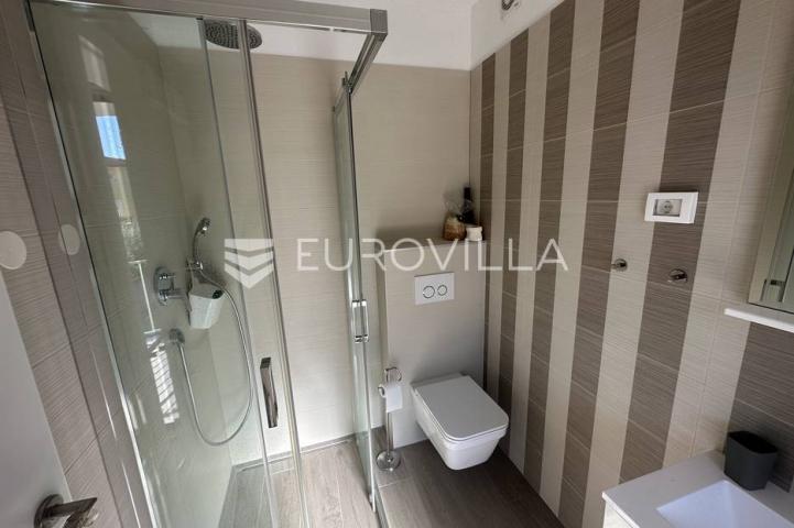 Ližnjan, moderna kuća zadnja u nizu 175 m² s uređenim vrtom, bazenom i pogledom more