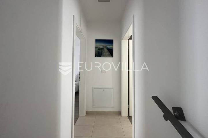 Ližnjan, moderna kuća zadnja u nizu 175 m² s uređenim vrtom, bazenom i pogledom more
