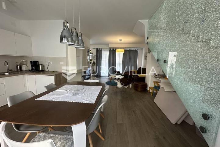 Ližnjan, moderna kuća zadnja u nizu 175 m² s uređenim vrtom, bazenom i pogledom more