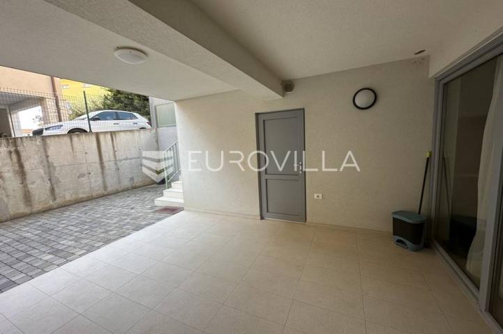Ližnjan, moderna kuća zadnja u nizu 175 m² s uređenim vrtom, bazenom i pogledom more