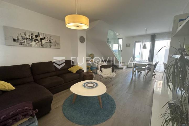 Ližnjan, moderna kuća zadnja u nizu 175 m² s uređenim vrtom, bazenom i pogledom more