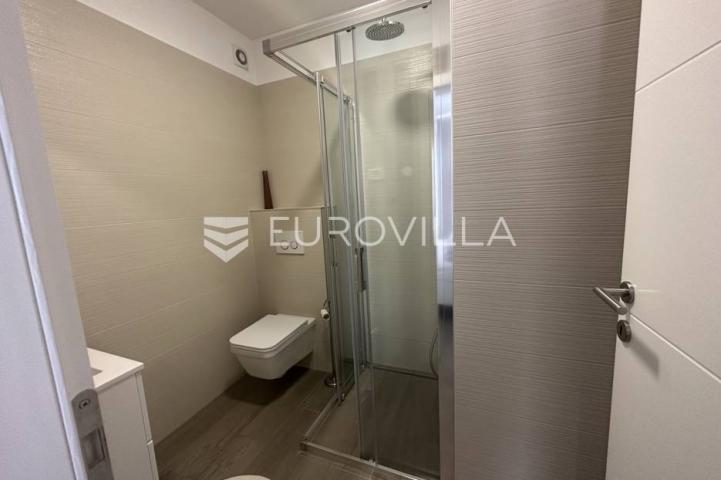 Ližnjan, moderna kuća zadnja u nizu 175 m² s uređenim vrtom, bazenom i pogledom more