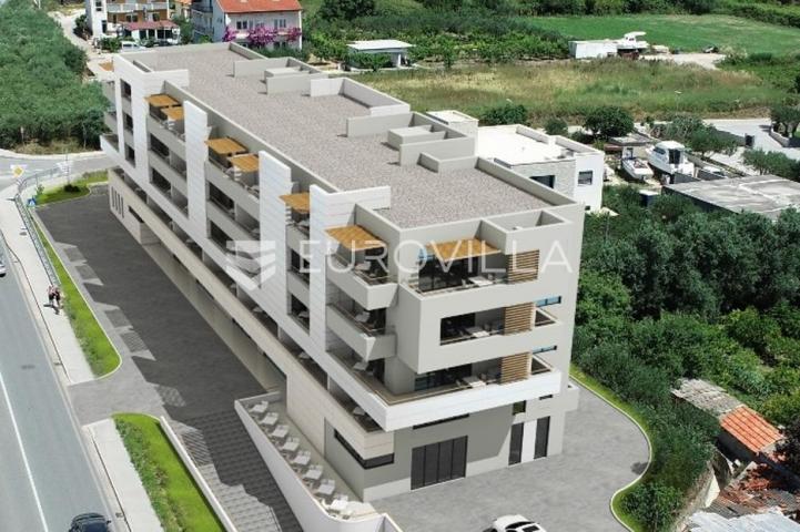 Trogir, trosoban stan od 91,5 m² prvom katu s pogledom na more