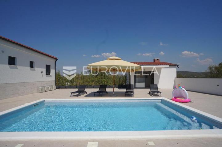 Zadar, Polača, prekrasna villa s bazenom na mirnoj lokaciji