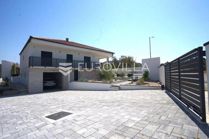 Zadar, Polača, prekrasna villa s bazenom na mirnoj lokaciji