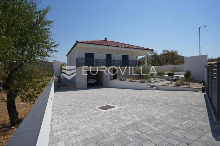 Zadar, Polača, prekrasna villa s bazenom na mirnoj lokaciji