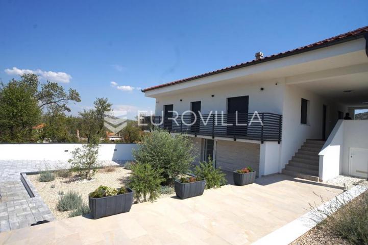 Zadar, Polača, prekrasna villa s bazenom na mirnoj lokaciji