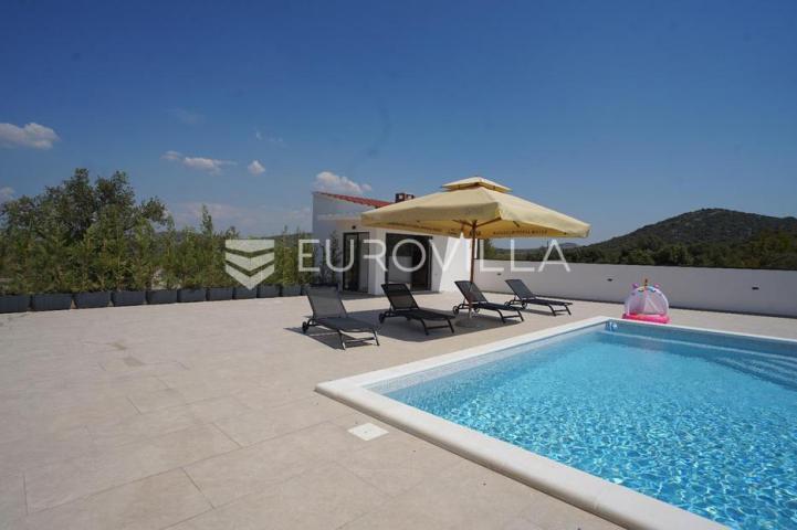 Zadar, Polača, prekrasna villa s bazenom na mirnoj lokaciji