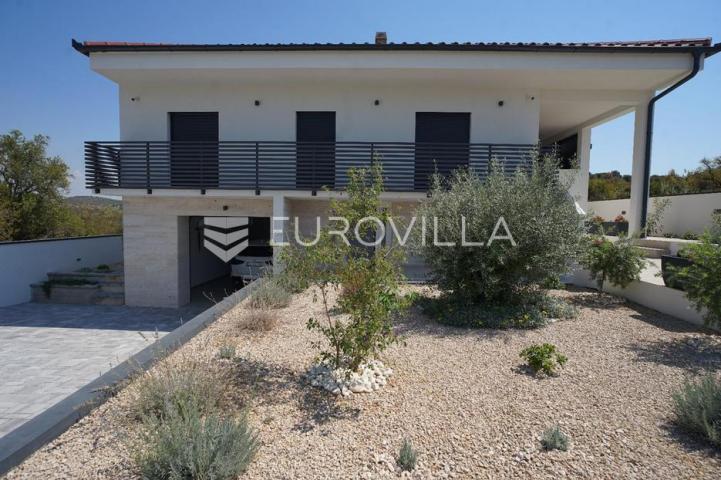 Zadar, Polača, prekrasna villa s bazenom na mirnoj lokaciji