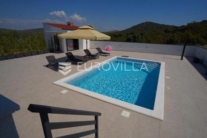 Zadar, Polača, prekrasna villa s bazenom na mirnoj lokaciji