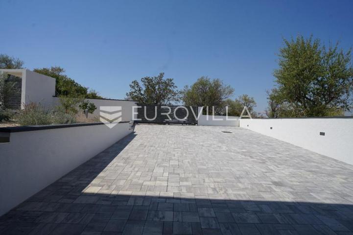 Zadar, Polača, prekrasna villa s bazenom na mirnoj lokaciji