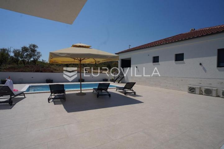 Zadar, Polača, prekrasna villa s bazenom na mirnoj lokaciji
