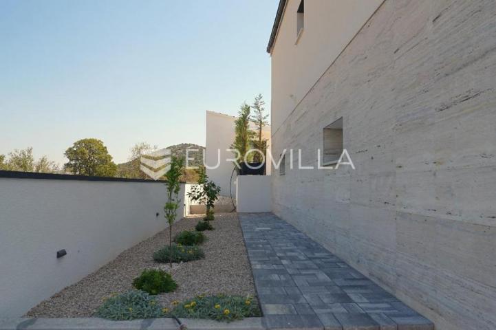 Zadar, Polača, prekrasna villa s bazenom na mirnoj lokaciji