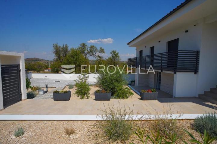 Zadar, Polača, prekrasna villa s bazenom na mirnoj lokaciji