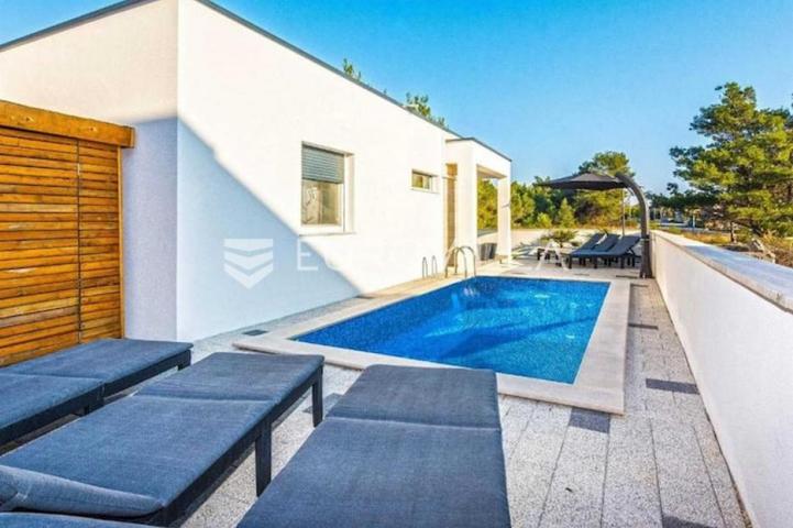 Zadar, Vir, moderna villa s bazenom, 400 m do mora