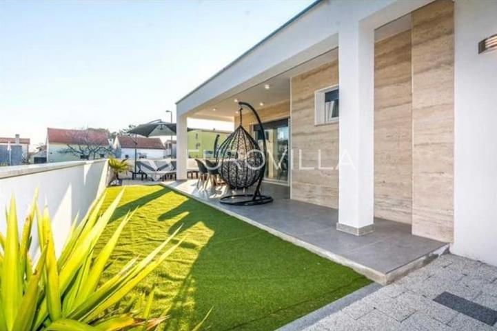 Zadar, Vir, moderna villa s bazenom, 400 m do mora