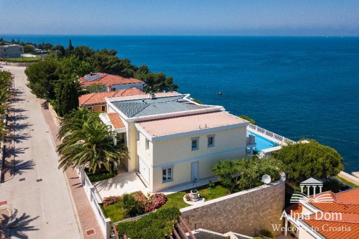 Kuća Umag Crveni Vrh. Alberi. Jedinstvena luksuzna nekretnina na samo obali mora. Pogled na Piran. 