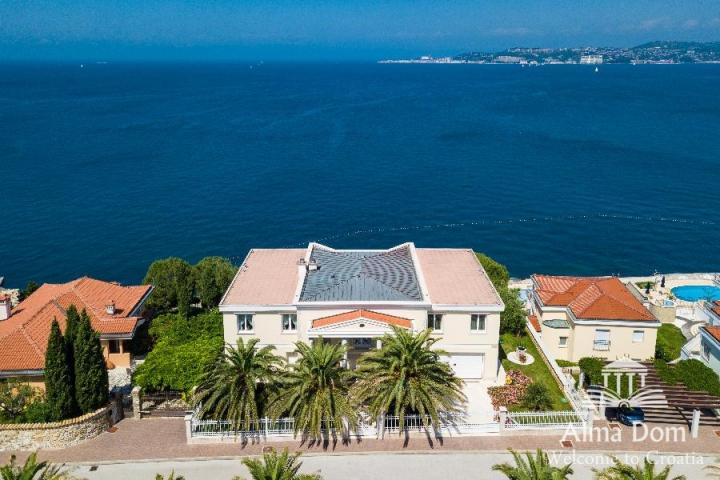 Kuća Umag Crveni Vrh. Alberi. Jedinstvena luksuzna nekretnina na samo obali mora. Pogled na Piran. 