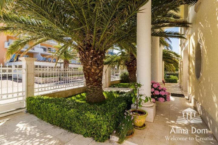 Kuća Umag Crveni Vrh. Alberi. Jedinstvena luksuzna nekretnina na samo obali mora. Pogled na Piran. 