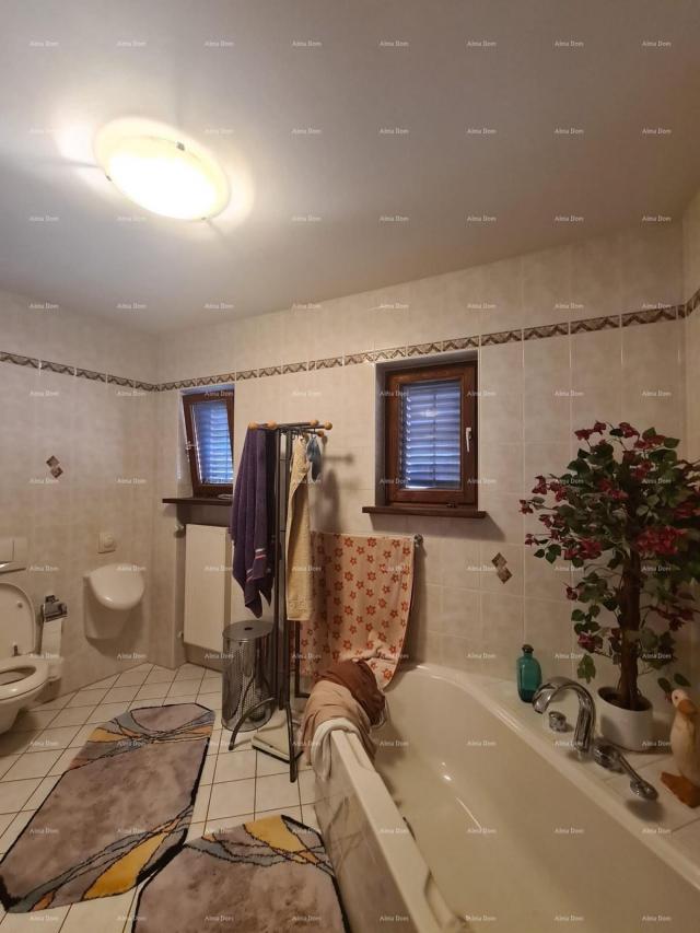 Kuća Prodaja velike stambene kuće, pogodne za investiciju, Medulin!