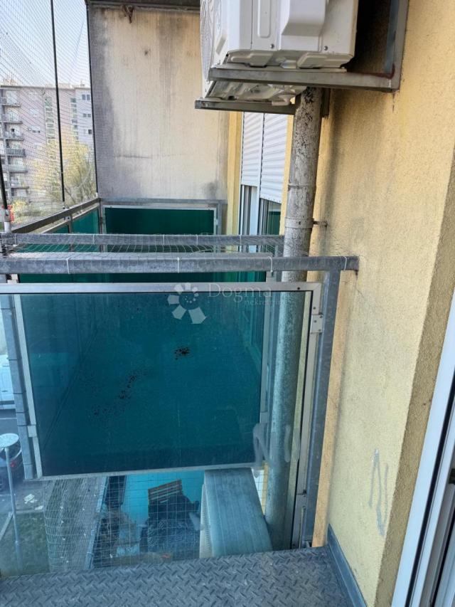 Trosoban stan s dva balkona i puno svjetla 