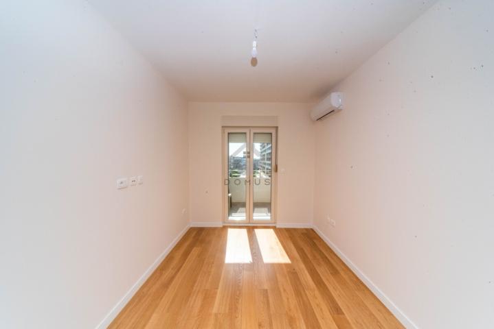 Dvosoban stan 67m2 + garaža, Central Point - Podgorica