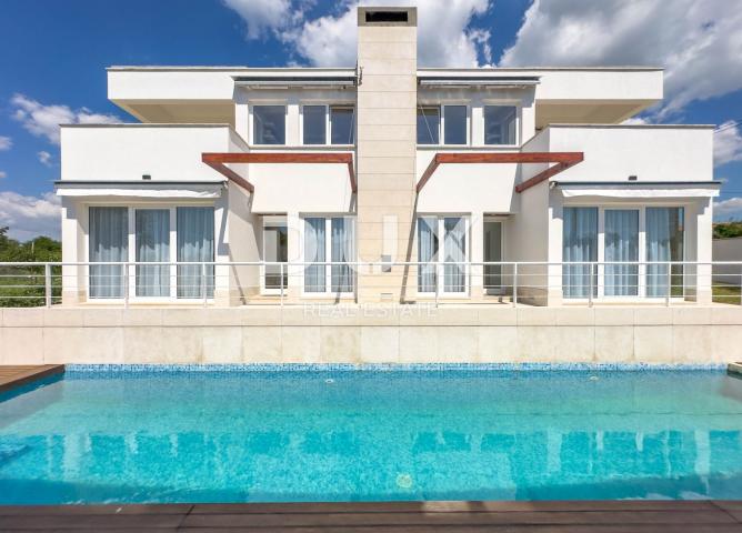 ISTRIEN, POREČ – Exklusive Designer-Familienvilla mit Wellnessoase und beheiztem Pool