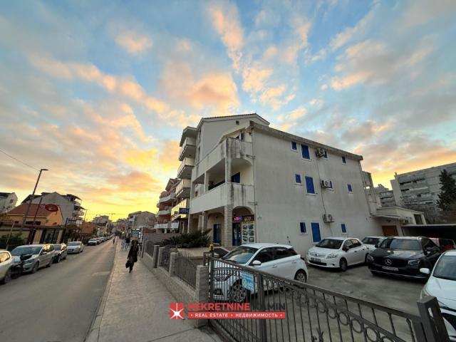 Dva sprata kuće sa 6 apartmana u Mainskoj ulici kod bivšeg Una, Budva