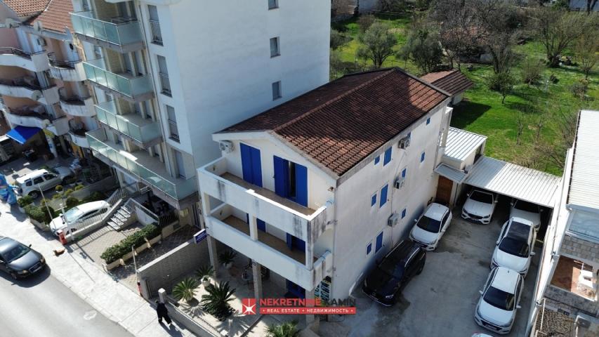 Dva sprata kuće sa 6 apartmana u Mainskoj ulici kod bivšeg Una, Budva