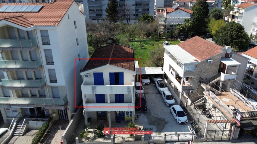Dva sprata kuće sa 6 apartmana u Mainskoj ulici kod bivšeg Una, Budva