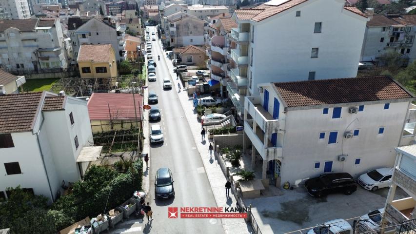 Dva sprata kuće sa 6 apartmana u Mainskoj ulici kod bivšeg Una, Budva
