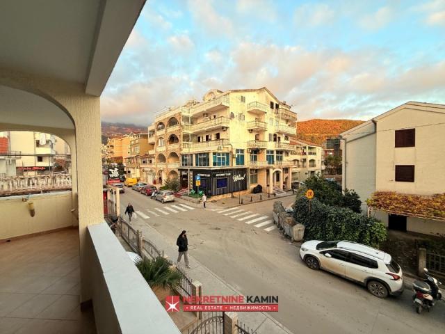 Dva sprata kuće sa 6 apartmana u Mainskoj ulici kod bivšeg Una, Budva