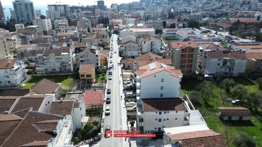 Dva sprata kuće sa 6 apartmana u Mainskoj ulici kod bivšeg Una, Budva