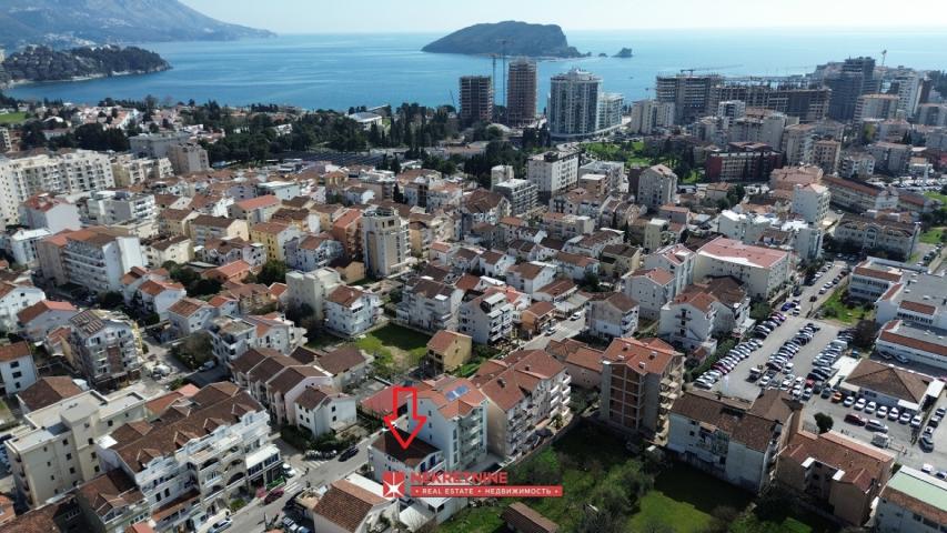 Dva sprata kuće sa 6 apartmana u Mainskoj ulici kod bivšeg Una, Budva