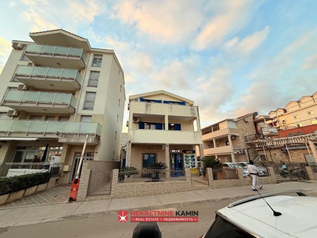 Dva sprata kuće sa 6 apartmana u Mainskoj ulici kod bivšeg Una, Budva