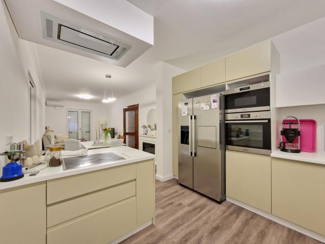 Dvospratna kuca 250m2 u naselju Podmaine, Budva. 