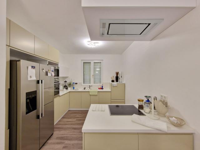 Dvospratna kuca 250m2 u naselju Podmaine, Budva. 