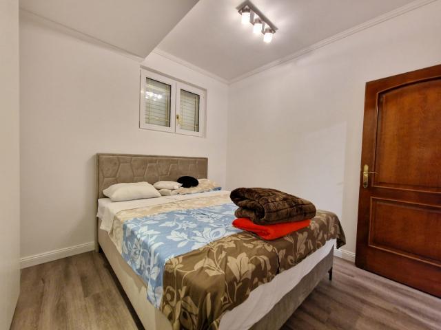 Dvospratna kuca 250m2 u naselju Podmaine, Budva. 
