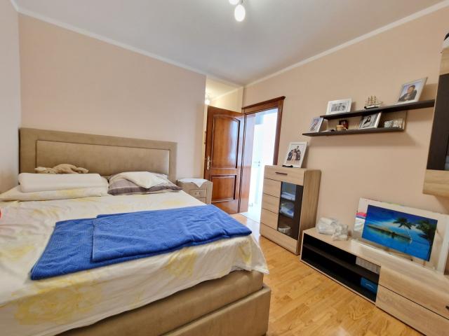 Dvospratna kuca 250m2 u naselju Podmaine, Budva. 
