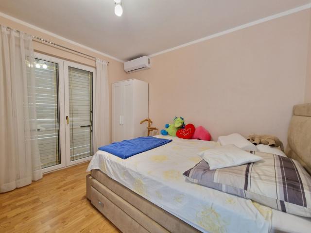Dvospratna kuca 250m2 u naselju Podmaine, Budva. 