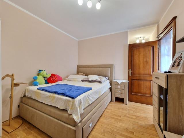 Dvospratna kuca 250m2 u naselju Podmaine, Budva. 