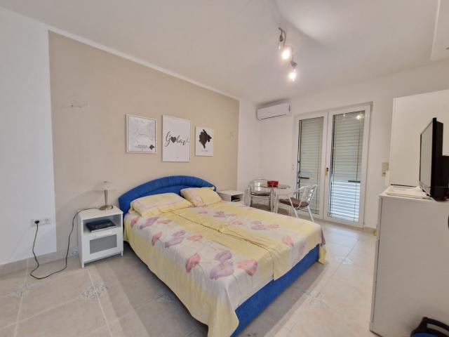 Dvospratna kuca 250m2 u naselju Podmaine, Budva. 