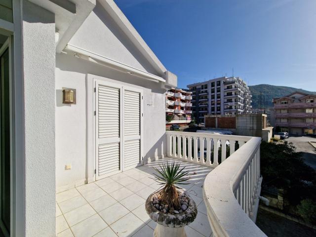 Dvospratna kuca 250m2 u naselju Podmaine, Budva. 