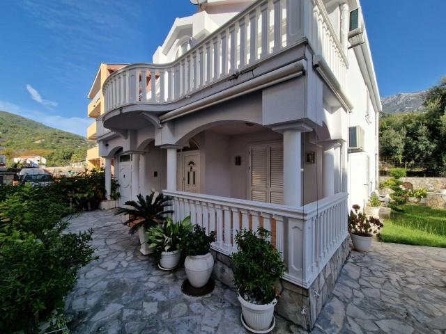 Dvospratna kuca 250m2 u naselju Podmaine, Budva. 