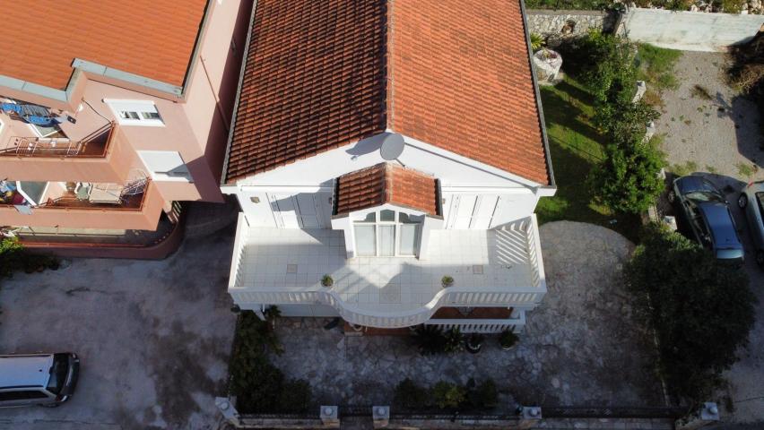 Dvospratna kuca 250m2 u naselju Podmaine, Budva. 
