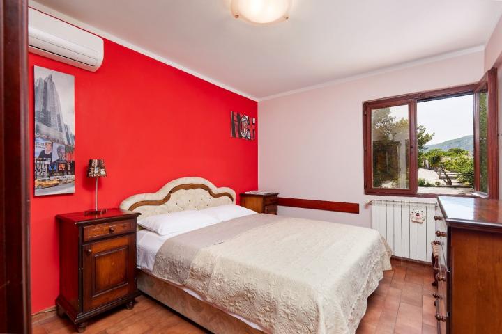 Kuća 120m2 sa pogledom na more u Dobroti, Kotor