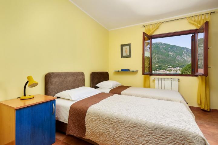 Kuća 120m2 sa pogledom na more u Dobroti, Kotor