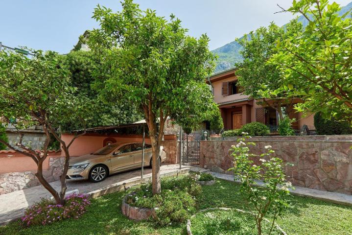 Kuća 120m2 sa pogledom na more u Dobroti, Kotor
