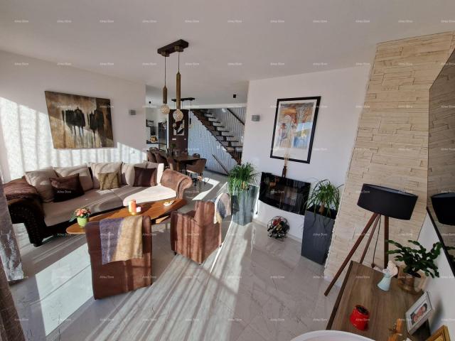Kuća Prodaje se luksuzna vila u Medulinu – 100 m od mora